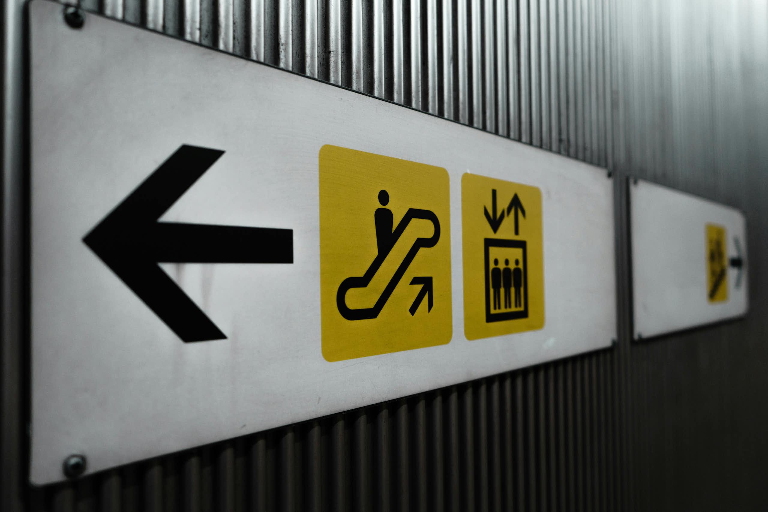 Les pictogrammes fabriquent du masculin par défaut, mais pas les emojis : pourquoi ?