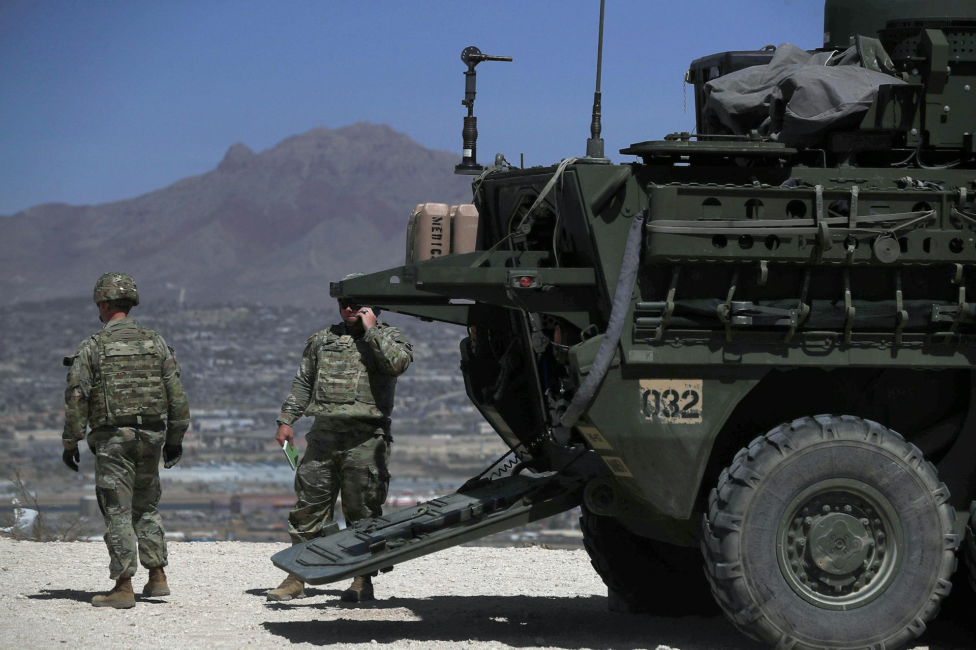 US soldiers patrol the border with Mexico.