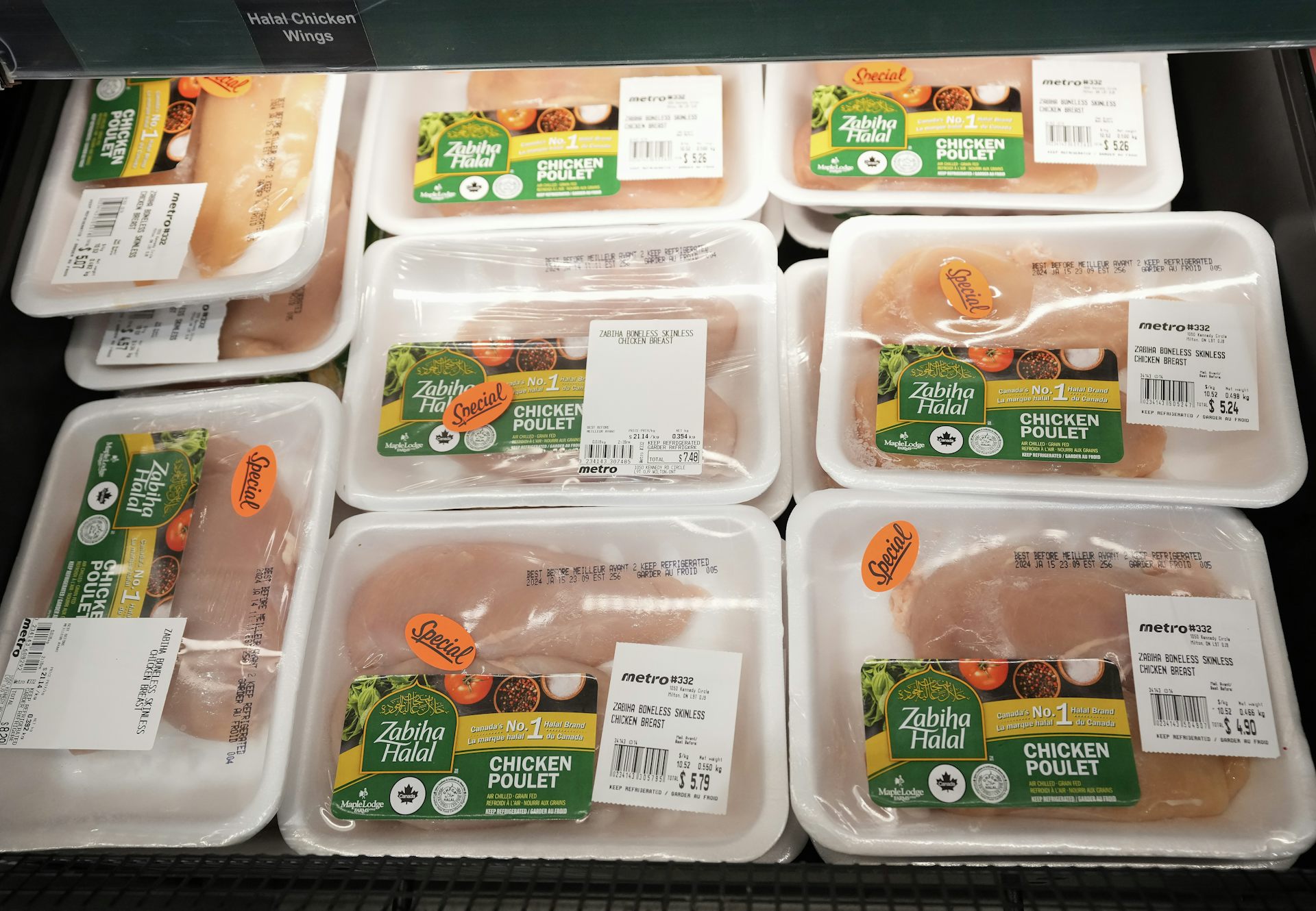 Une partie de l’offre alimentaire halal est présentée à l’intérieur d’un supermarché Metro