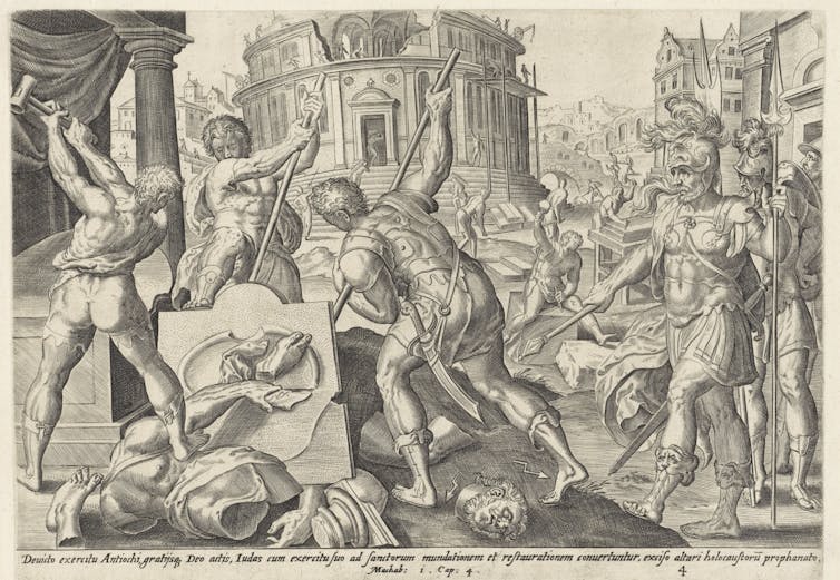 El boceto en blanco y negro muestra a varios soldados destruyendo estatuas y otras cosas, mientras otros permanecen quietos con expresiones severas.