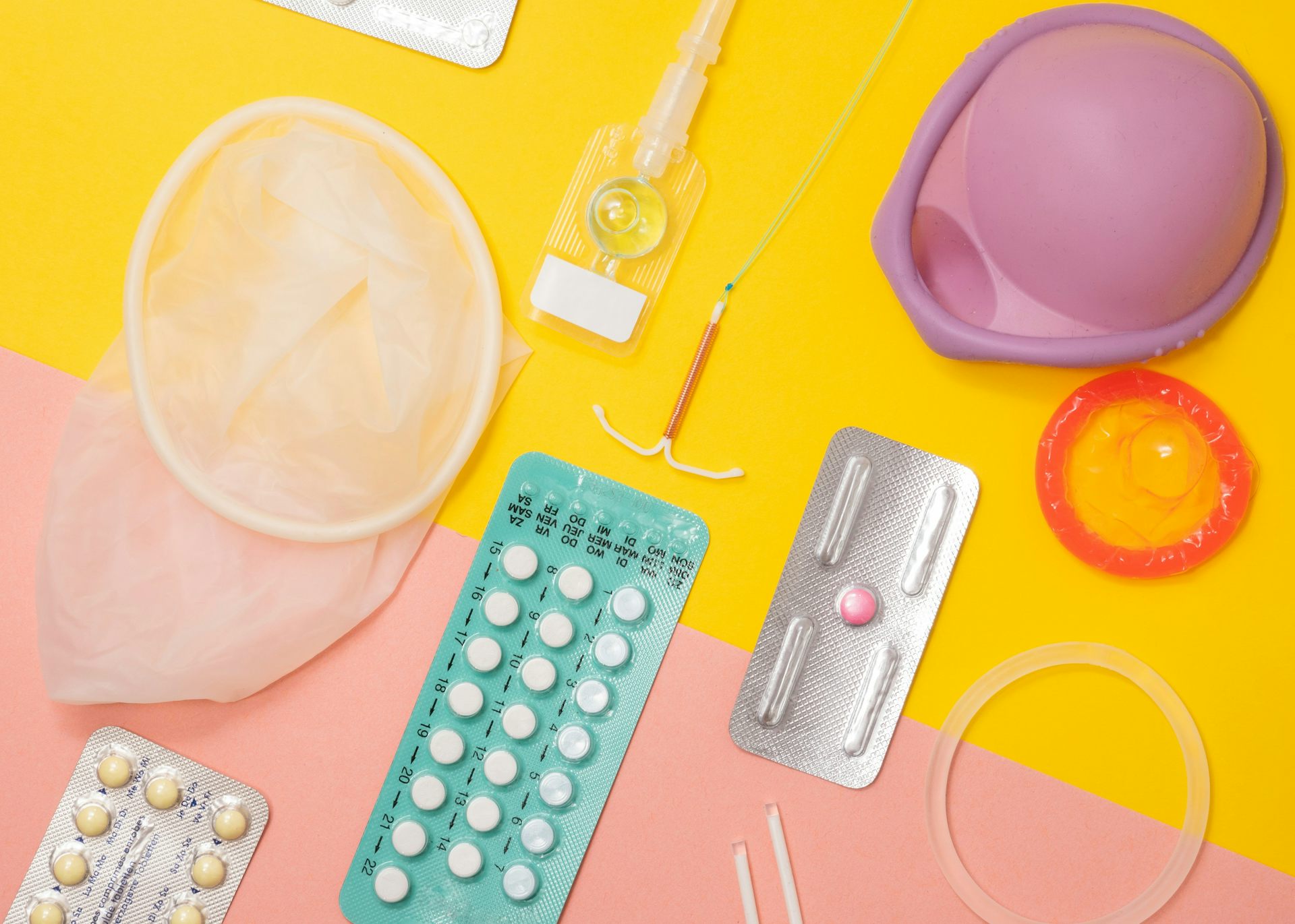 Des pilules contraceptives, un stérilet et un condom