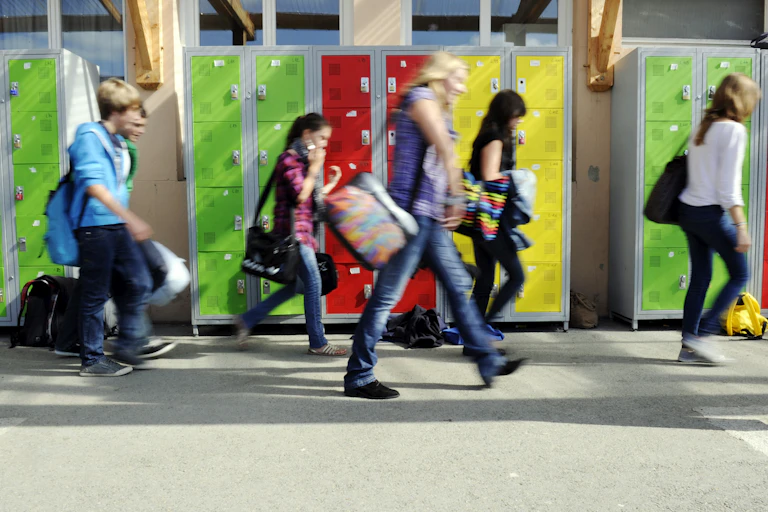 Des élèves du collège d'enseignement privé de Tinténiac, 25 km au nord de Rennes, s'apprètent à rentrer en classe, le 23 septembre 2011.