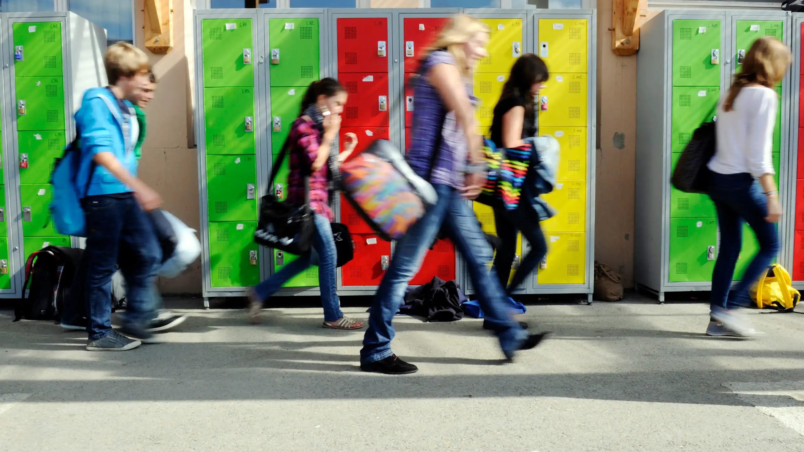 Des élèves du collège d'enseignement privé de Tinténiac, 25 km au nord de Rennes, s'apprètent à rentrer en classe, le 23 septembre 2011.