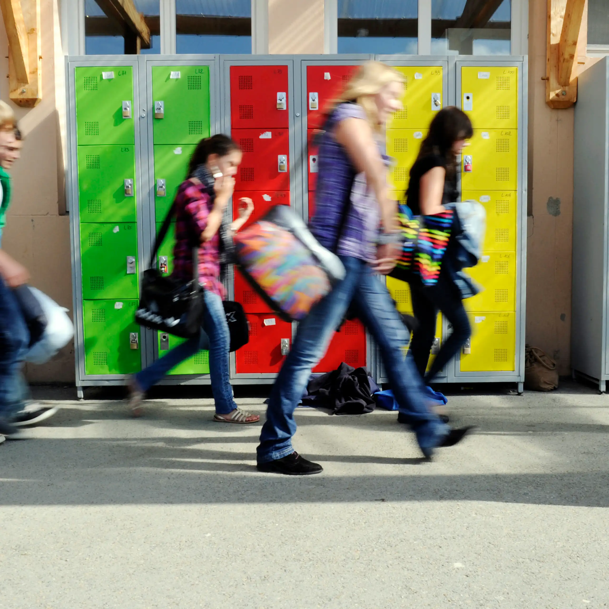 Des élèves du collège d'enseignement privé de Tinténiac, 25 km au nord de Rennes, s'apprètent à rentrer en classe, le 23 septembre 2011.