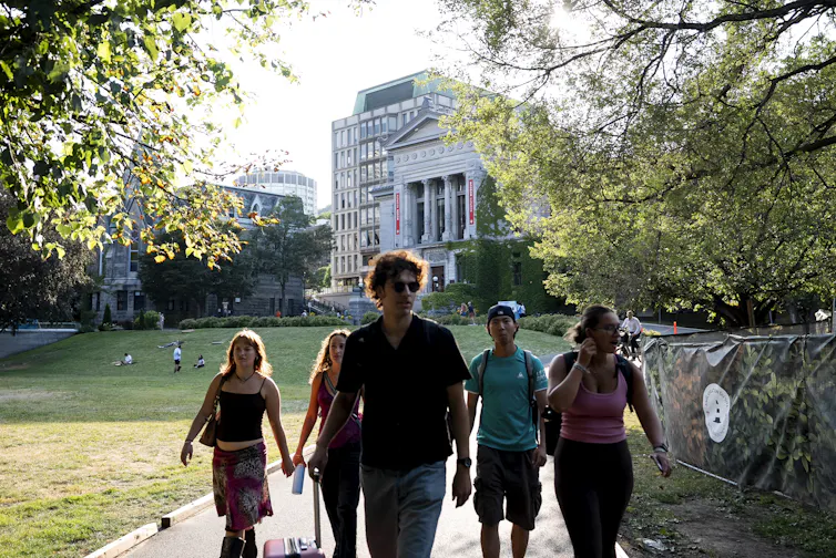 Se ve gente caminando por la valla cerca de la torre.