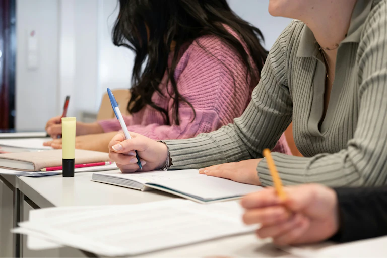Des étudiantes à l'université prennent des notes