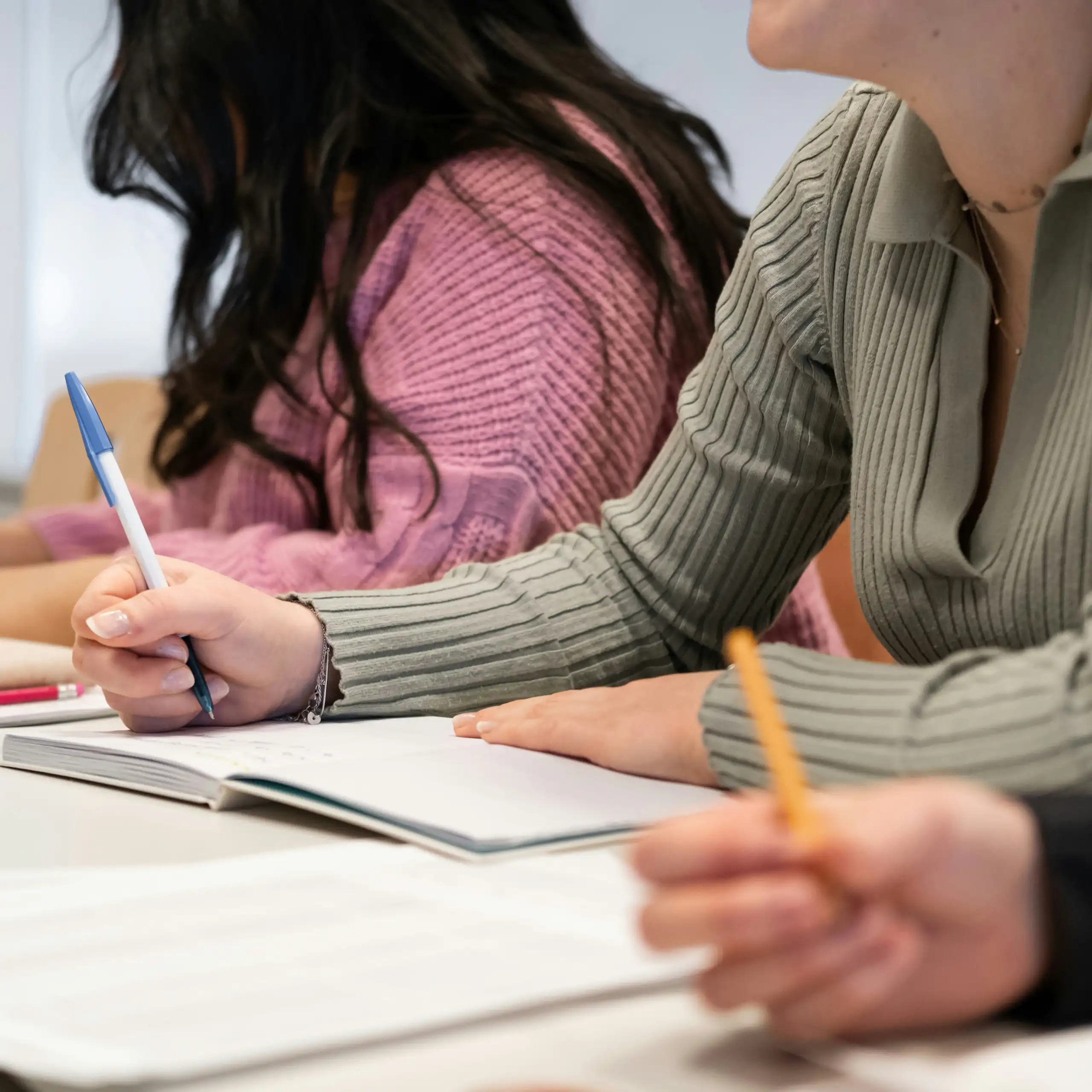 Des étudiantes à l'université prennent des notes