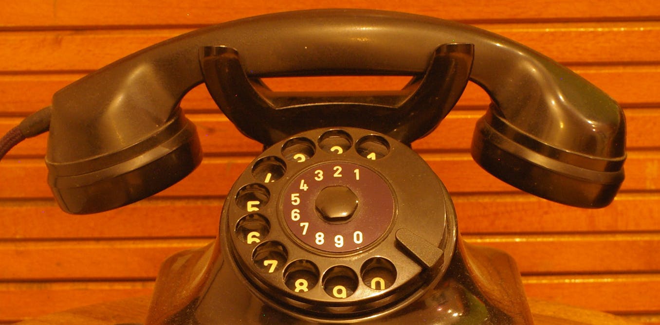 Домашний телефон 7. Старинный телефон. Домашний телефон. Древний телефон. Древние телефоны.