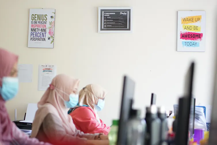 Contoh kekerasan ekonomi terhadap perempuan adalah ketidakadilan upah dan pembatasan sektor kerja.