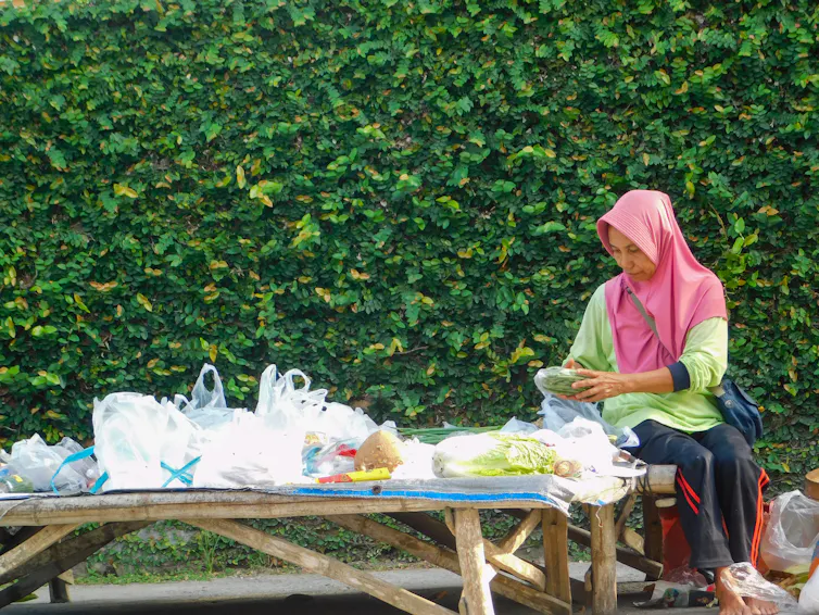 Perempuan rentan terkena beban ganda karena memikul tanggung jawab domestik.