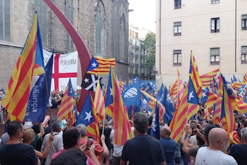 Μια ομάδα ανθρώπων με σημαίες της Καταλανικής Αλιείας συγκεντρώθηκε σε μια πλατεία