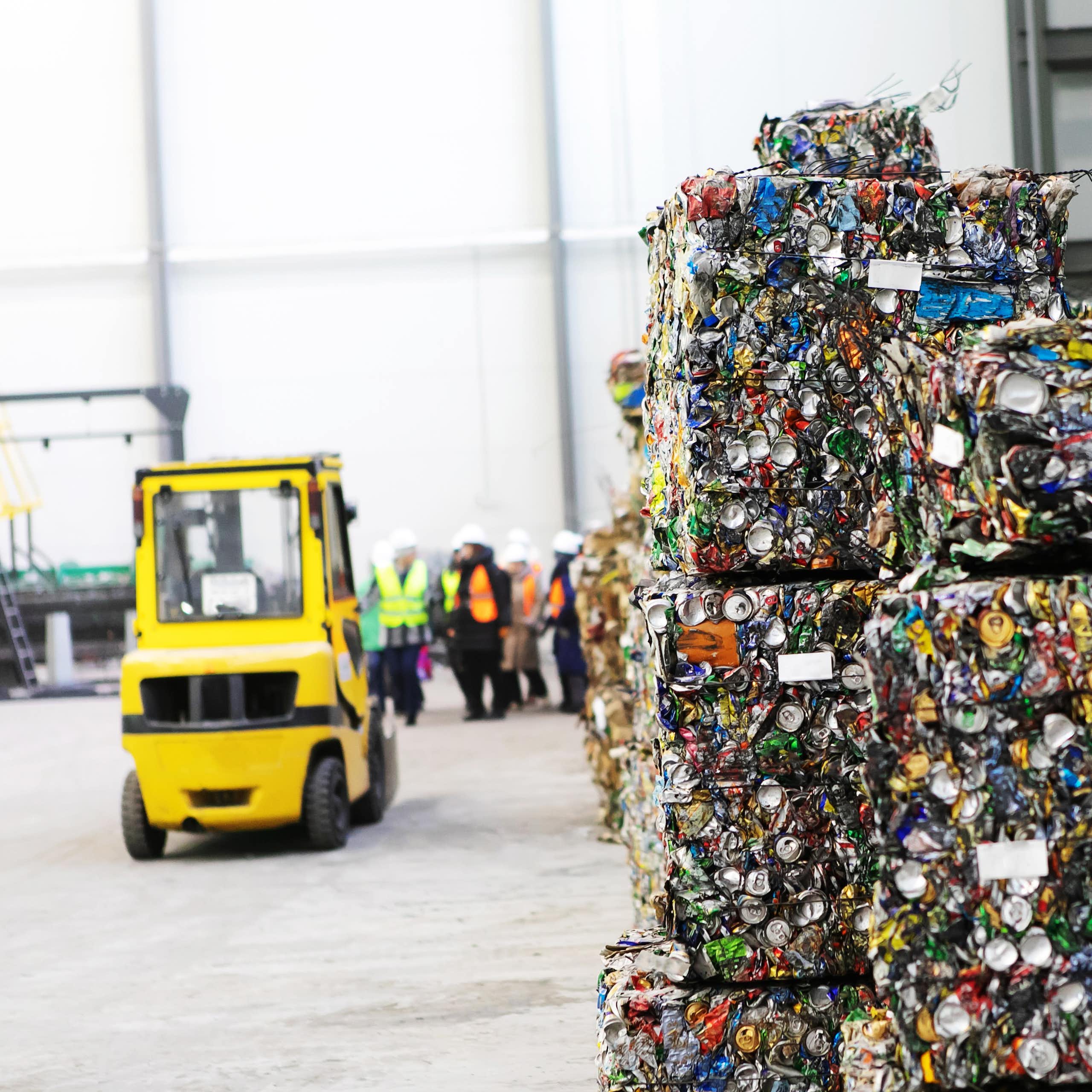 Latas de aluminio prensadas en una planta de procesamiento de basura