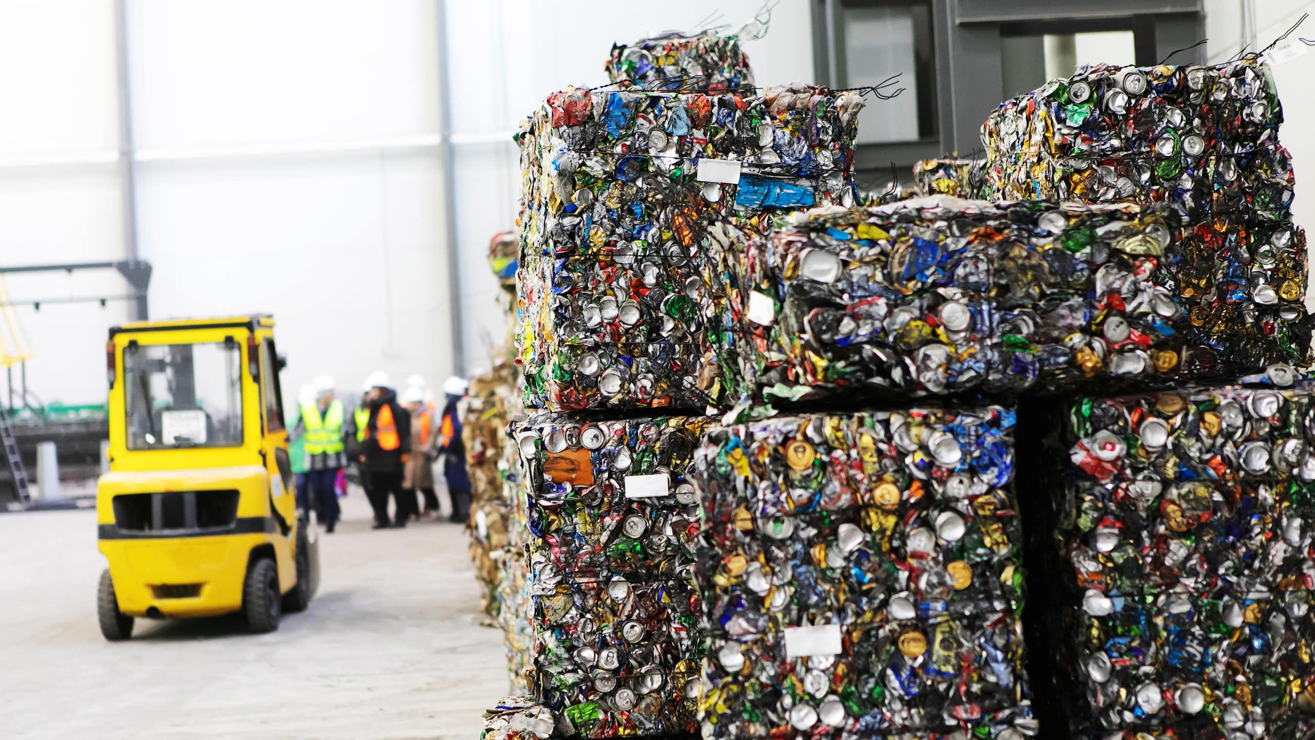 Latas de aluminio prensadas en una planta de procesamiento de basura