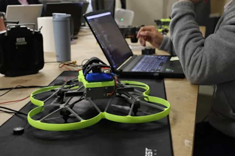 Configurando el robot autónomo aéreo para inspección y mantenimiento de ascensores en sus laboratorios.