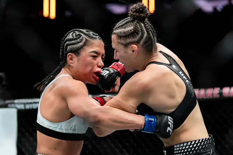 Une athlète de sport de combat assène un coup de poing à son adversaire