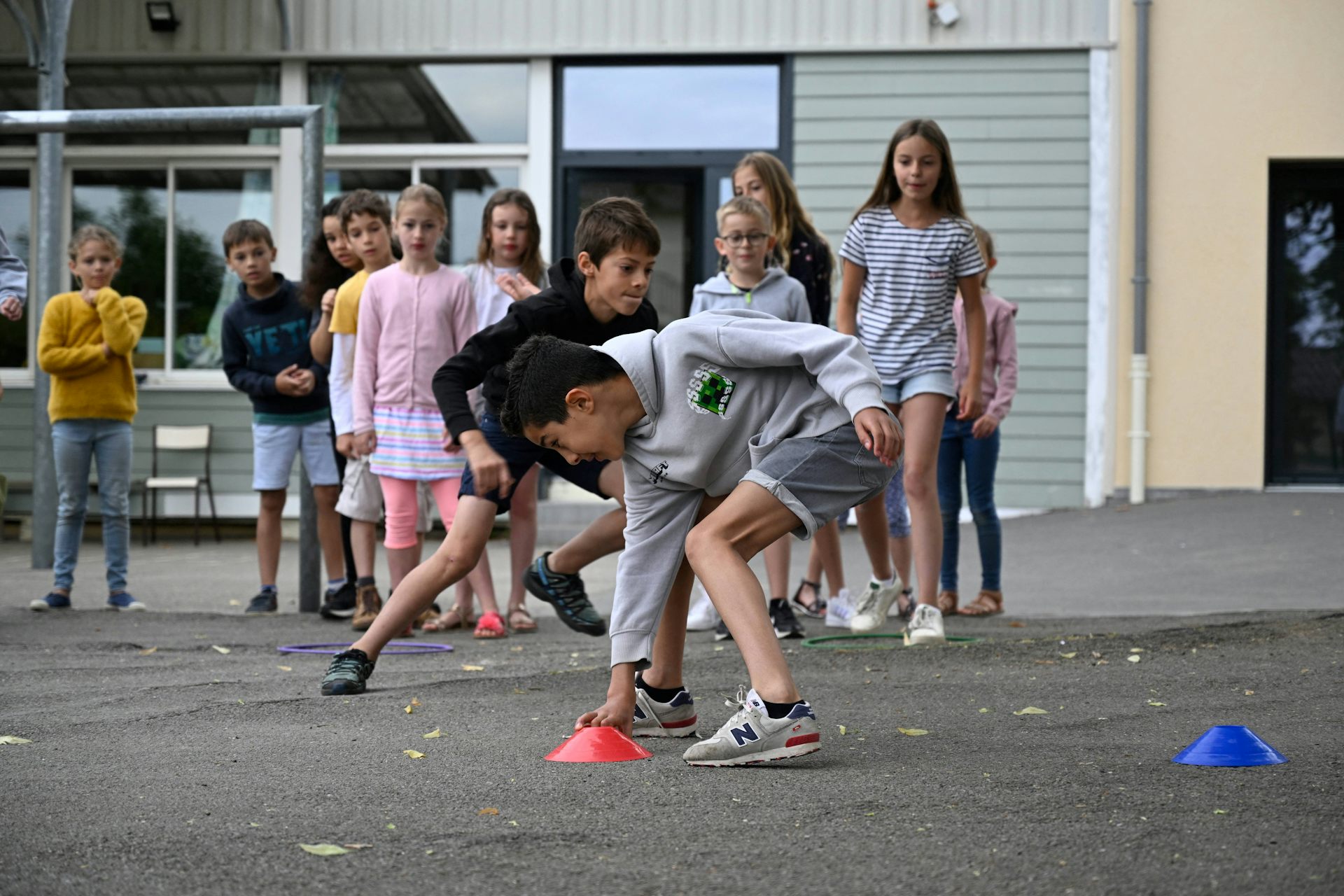 Les élèves de l'école Le Sacré-Cœur participent à une séance sportive dans le cadre de l'initiative « Bouge », organisée par le Stade Rennais FC à Orgeres, en banlieue de Rennes, en 2022.