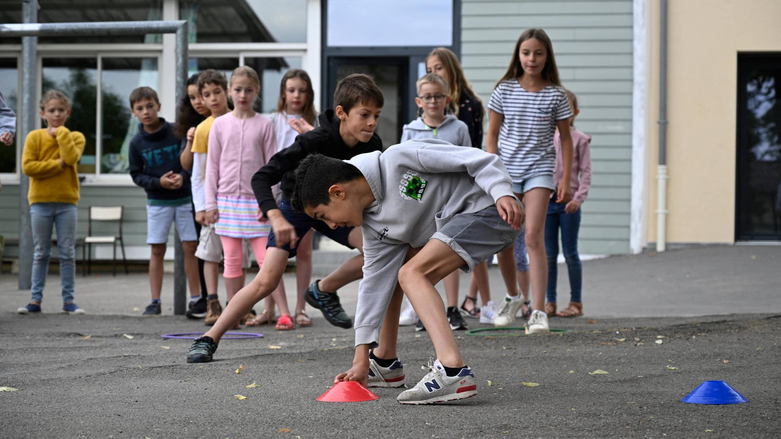 Les élèves de l'école Le Sacré-Cœur participent à une séance sportive dans le cadre de l'initiative « Bouge », organisée par le Stade Rennais FC à Orgeres, en banlieue de Rennes, en 2022.