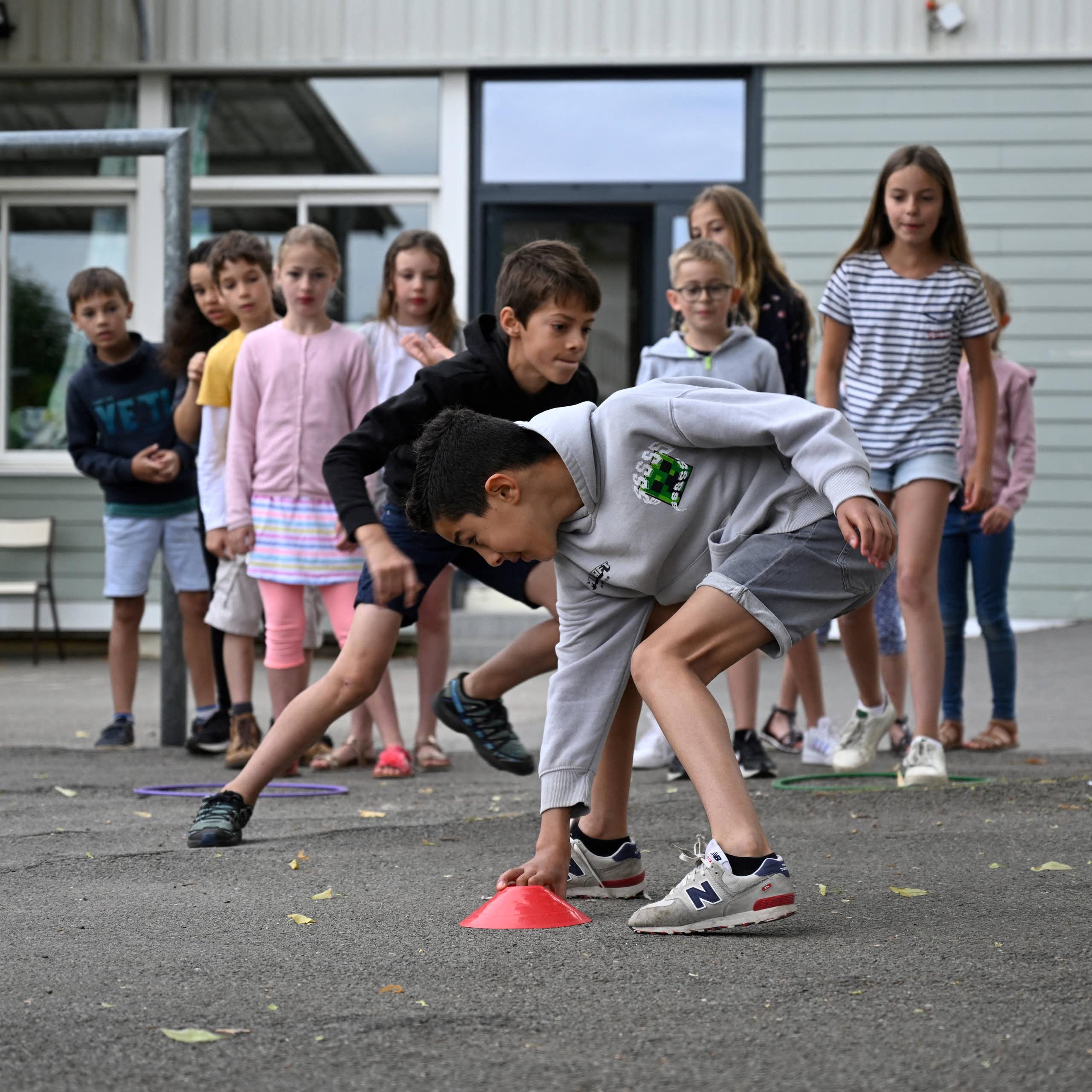 Les élèves de l'école Le Sacré-Cœur participent à une séance sportive dans le cadre de l'initiative « Bouge », organisée par le Stade Rennais FC à Orgeres, en banlieue de Rennes, en 2022.