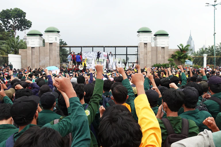 Kesadaran kolektif yang lahir dari masyarakat sipil kemudian bergerak menciptakan perlawanan .
