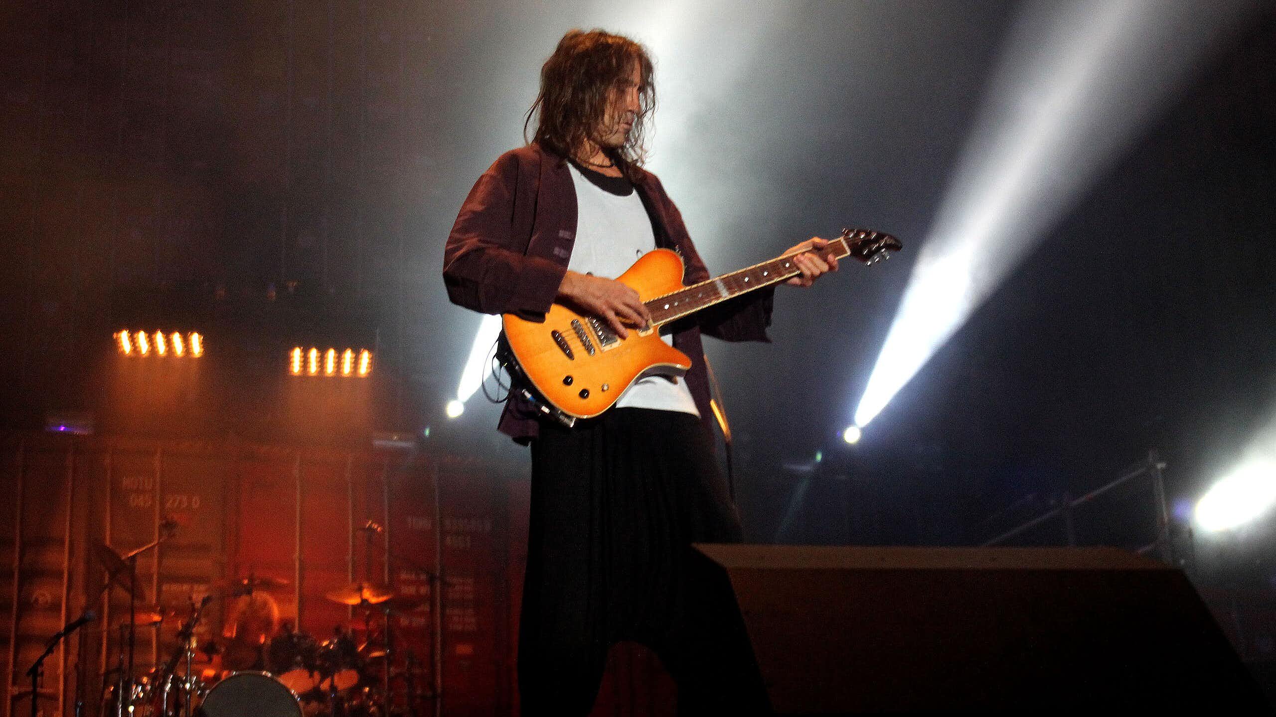 Robe Iniesta en la gira de Extremoduro de 2014.