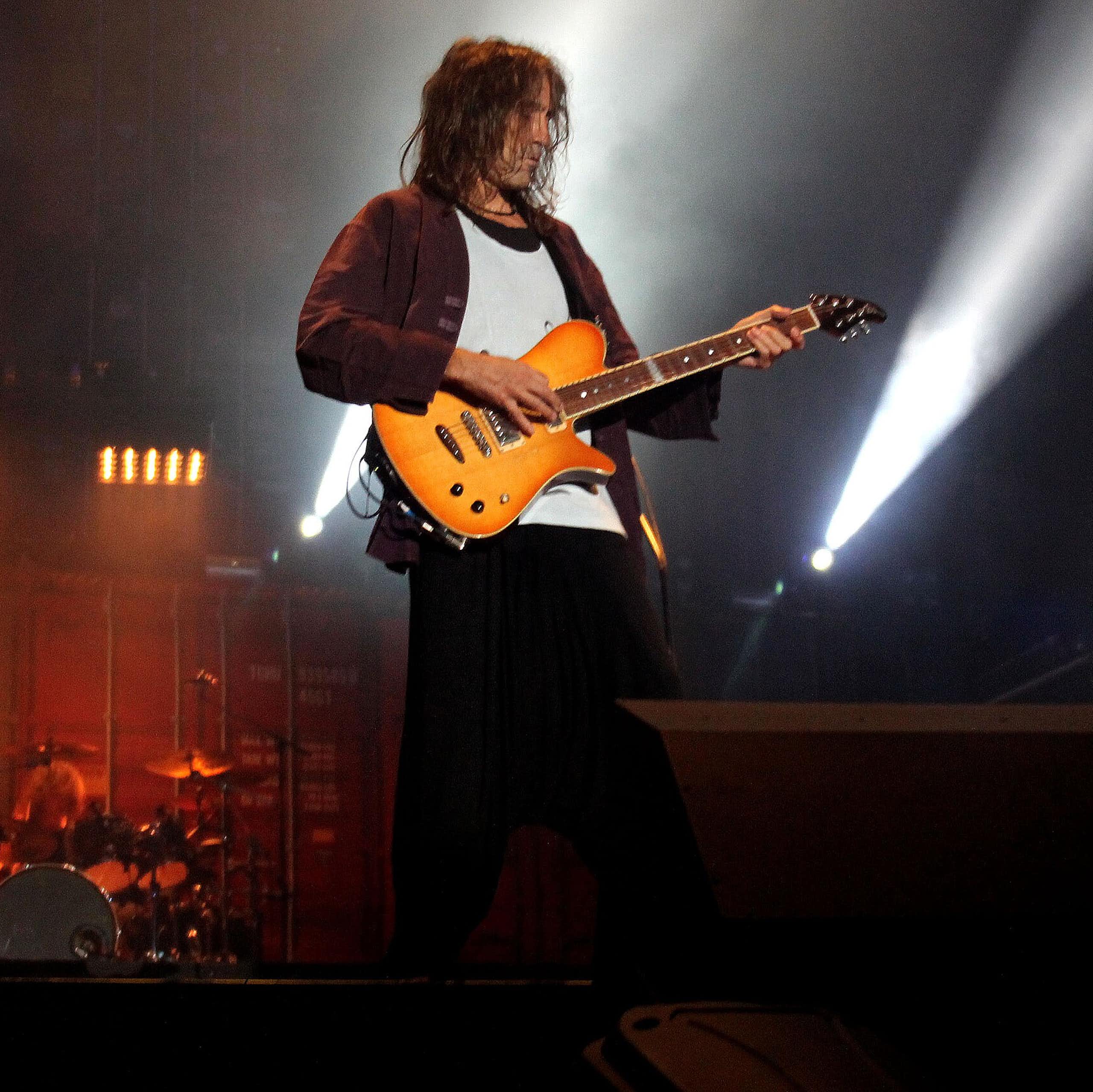 Robe Iniesta en la gira de Extremoduro de 2014.