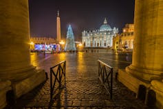Sapin de Noël sur la place Saint-Pierre, au Vatican
