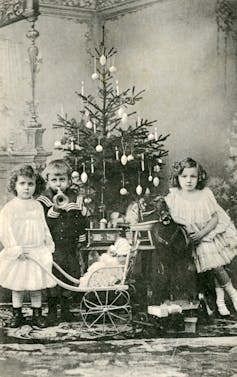 Un arbre de Noël en Norvège au début du XXᵉ siècle. L’arbre est ici un épicéa