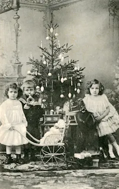 Un arbre de Noël en Norvège au début du XXᵉ siècle. L’arbre est ici un épicéa