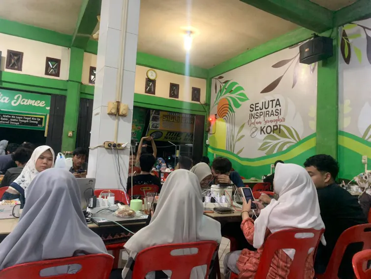 Warung kopi meleburkan sekat-sekat dalam masyarakat Aceh.