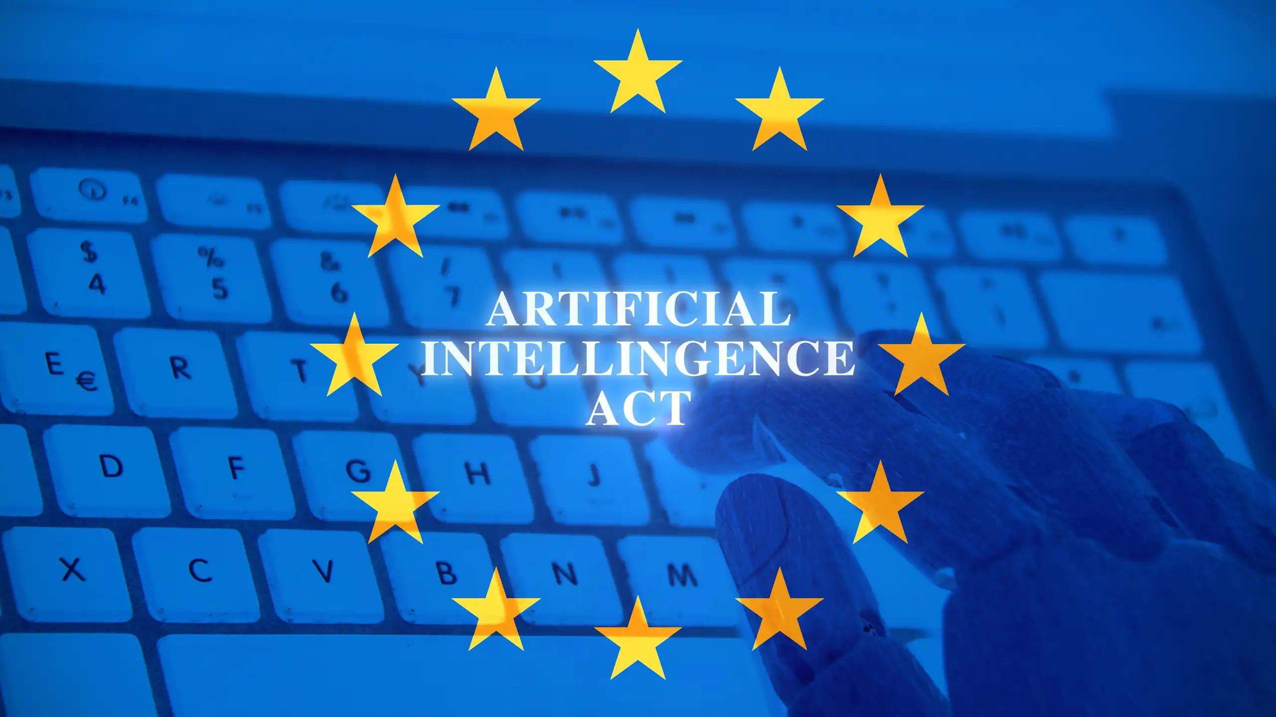 La main d’un robot tape sur un clavier avec en toile de fond le drapeau de l'Union européenne.