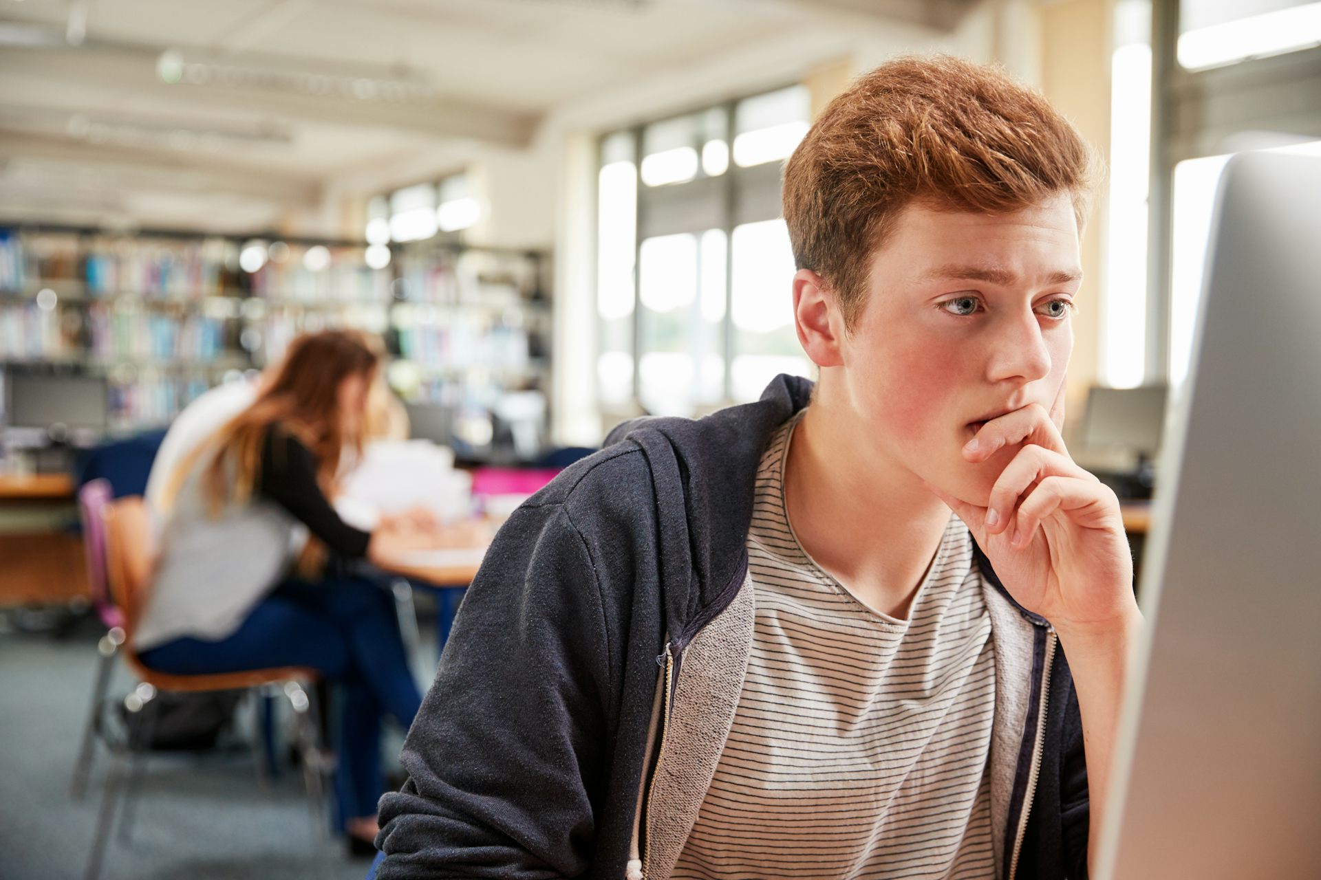 Un joven delante de un ordenador.