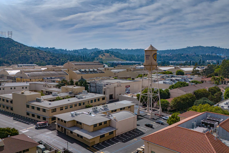 Warner Bros Studios à Burbank Los Angeles Vue aérienne - LOS ANGELES, USA - 5 NOVEMBRE 2023