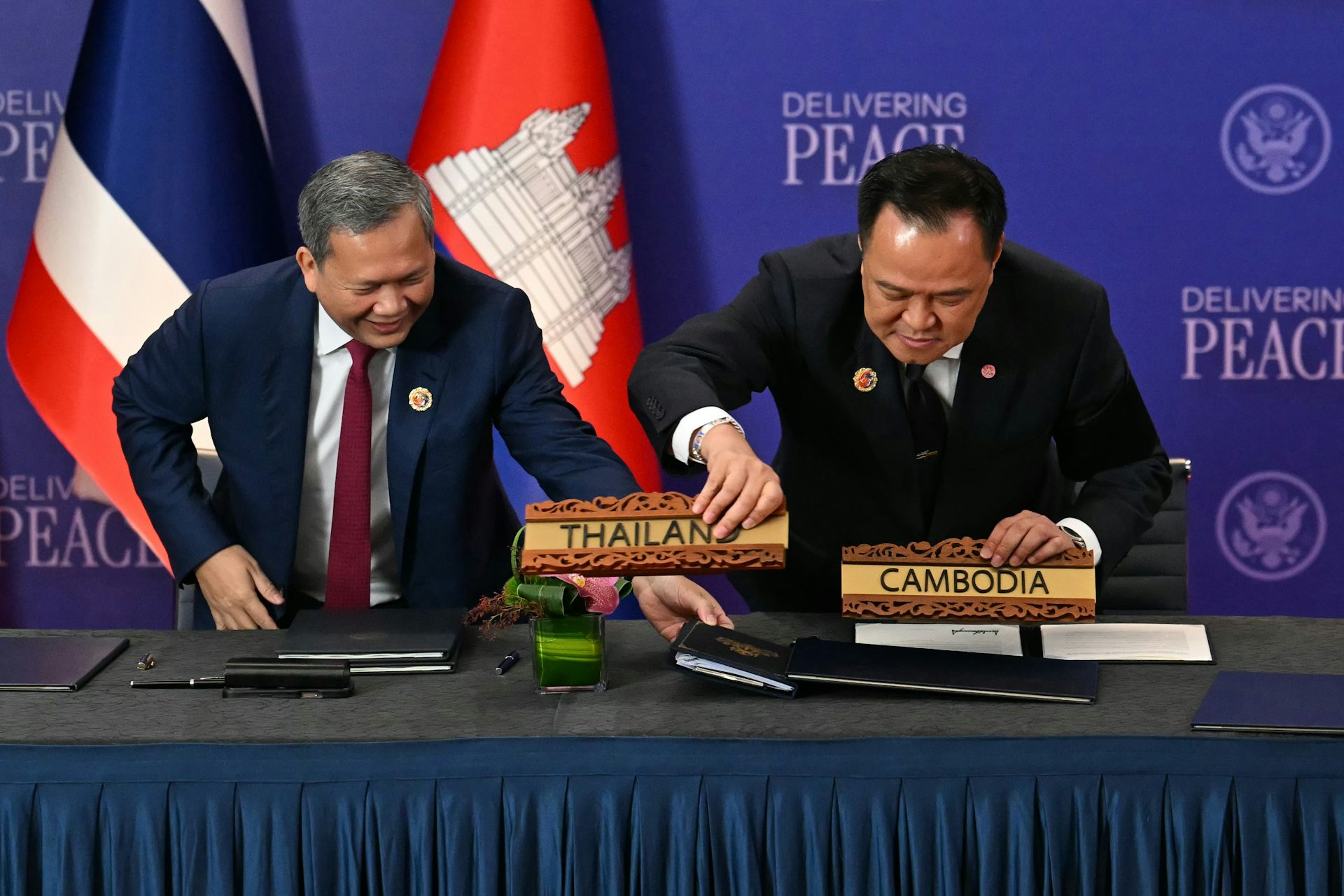 Hun Manet and Anutin Charnvirakul during the signing of a ceasefire agreement.