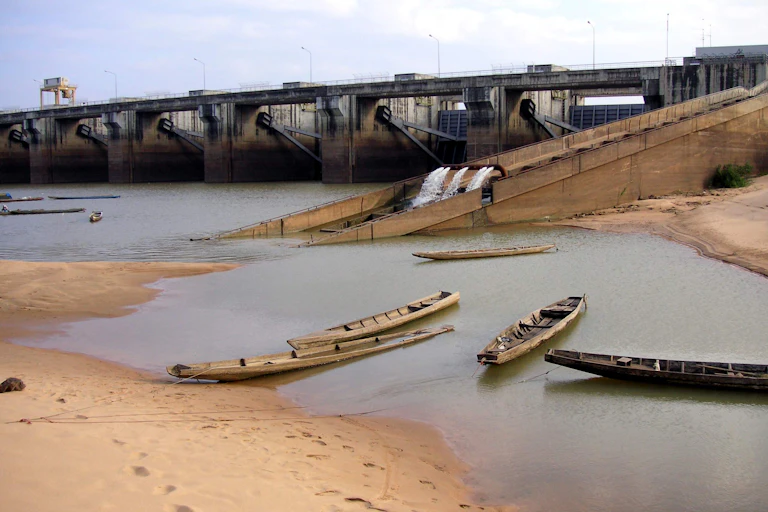 Dam with boats on sandy foreshore