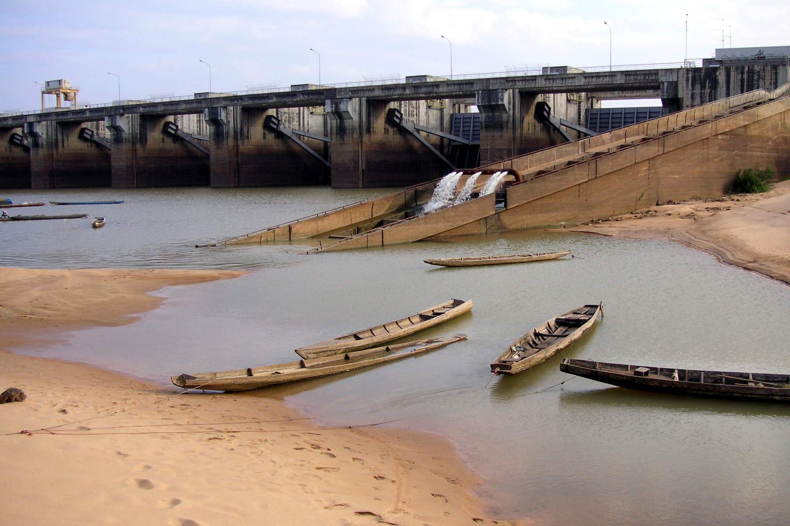 Dam with boats on sandy foreshore