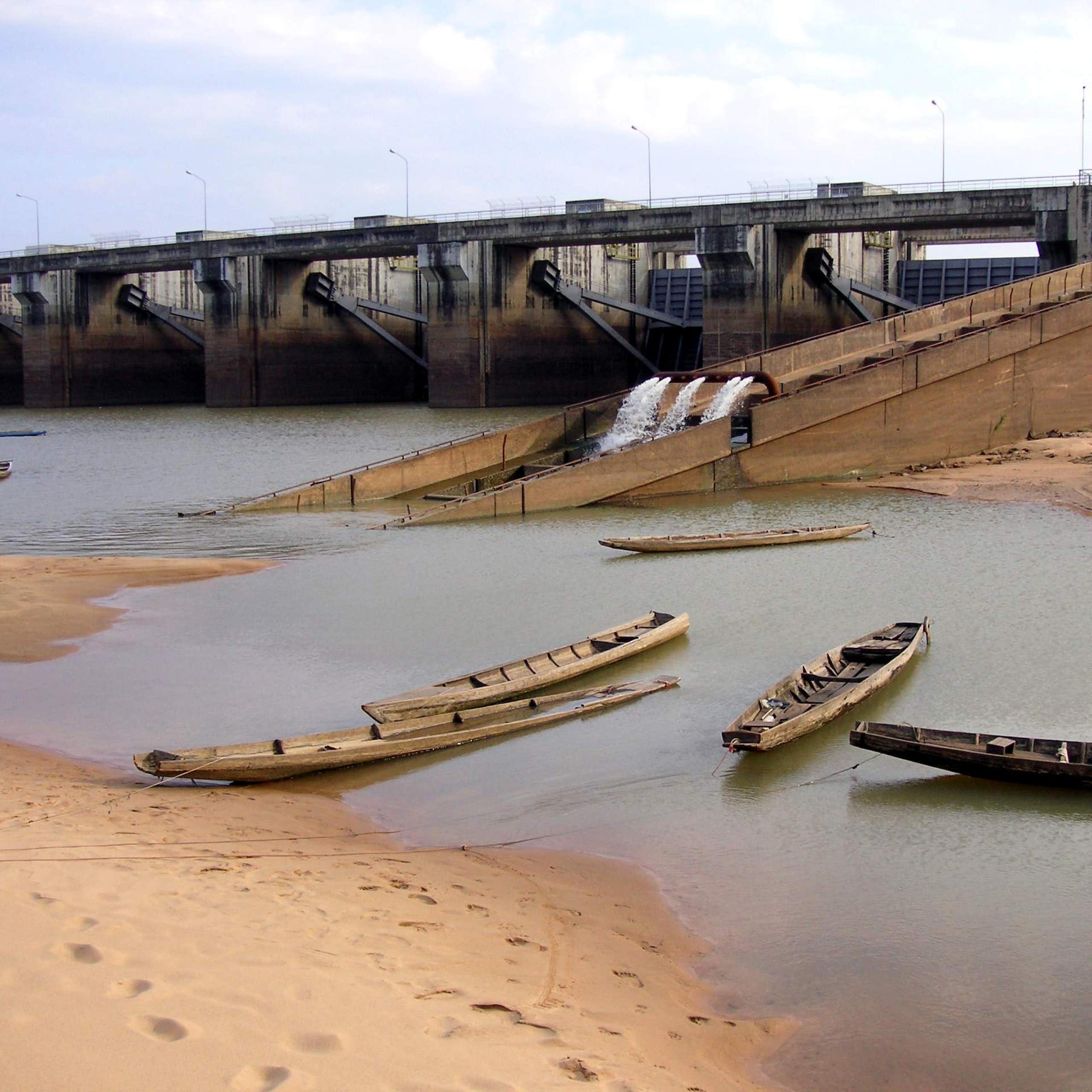 Dam with boats on sandy foreshore