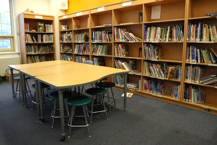 Fila de libros en la biblioteca de la escuela.