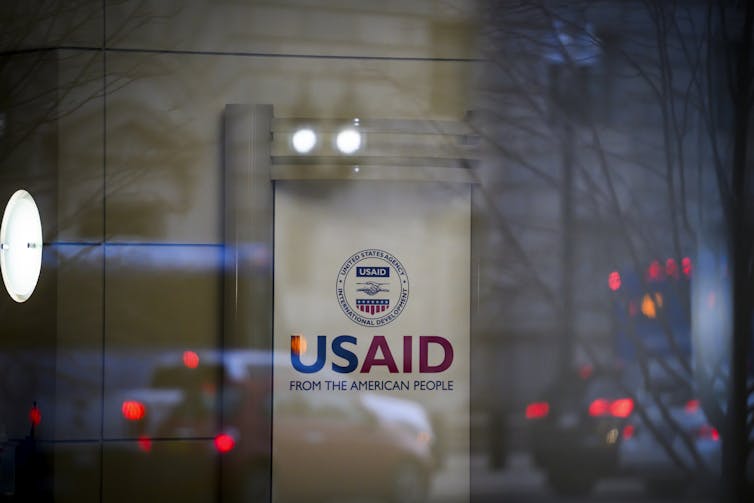 Detrás del cristal se puede ver la inscripción USAID.