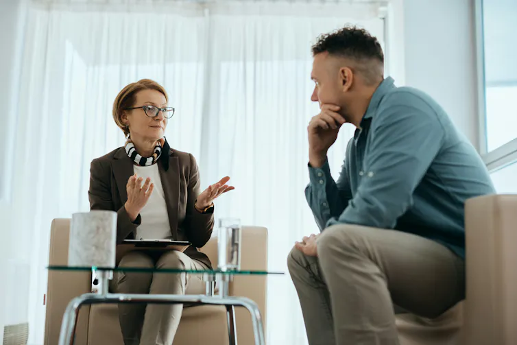 Two people sitting down having a covnersation