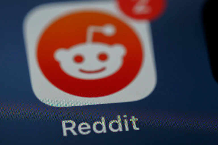 Photo of the Reddit logo on a screen