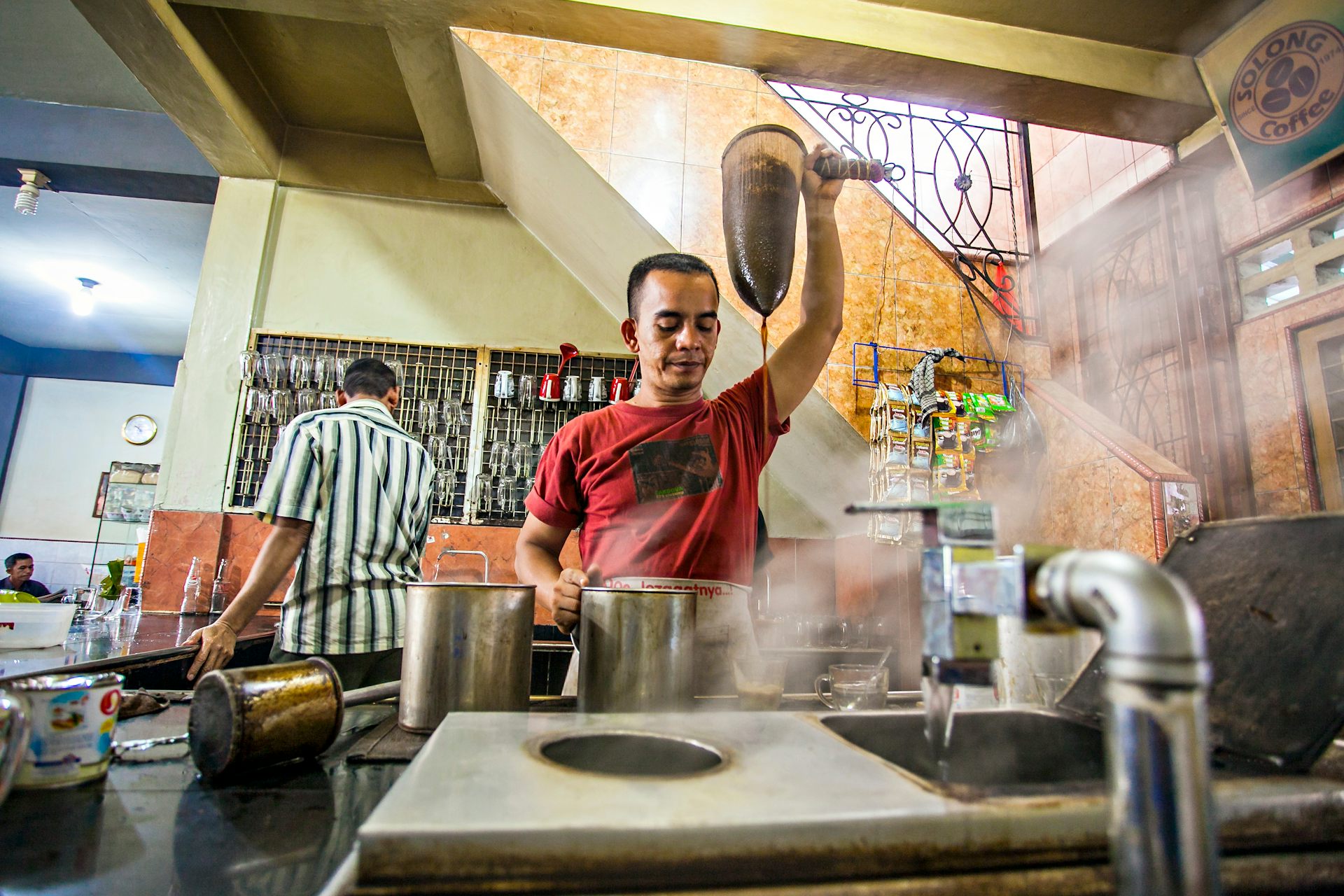 Warung kopi memainkan fungsi penting di Banda Aceh dalam situasi bencana.