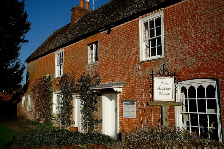 Imagen de una casa de ladrillo marrón que alberga ahora la casa-museo de Jane Austen.