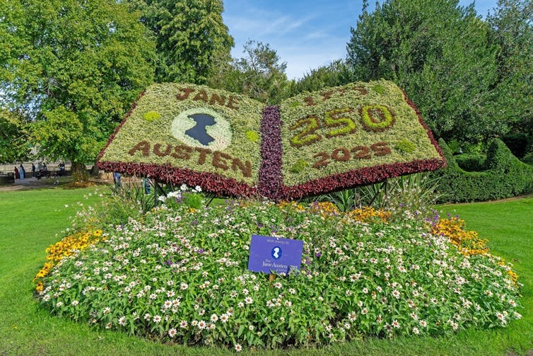 Un libro hecho de flores que celebra el cumpleaños de Jane Austen.