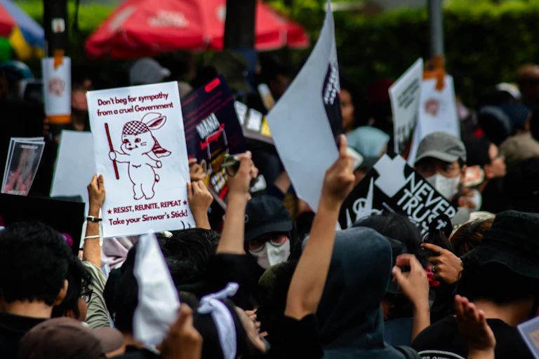 Gerakan rimpang menyebar cepat, dikawal orang muda, anti-otoritas, dan tidak terlembaga.