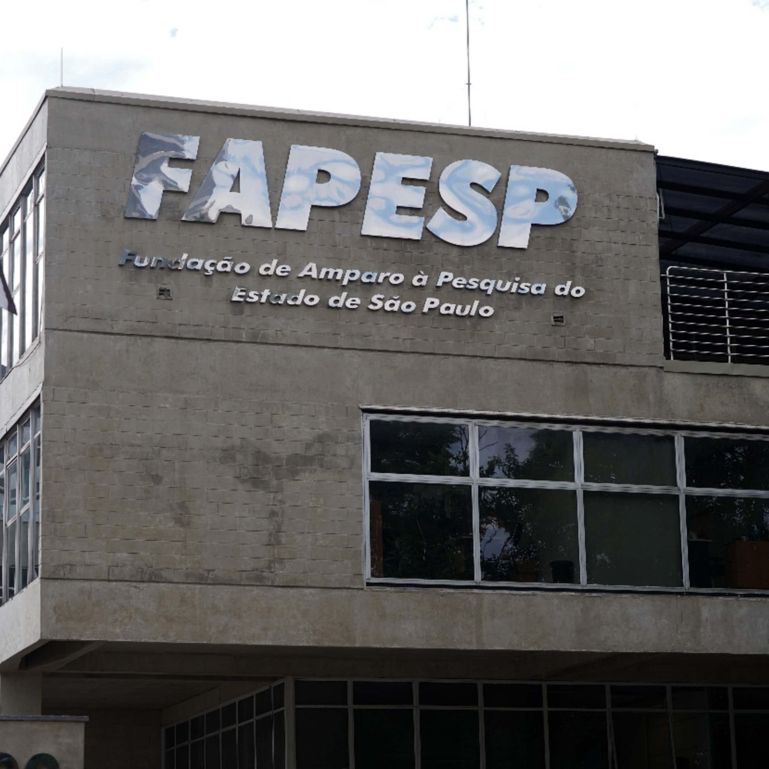 Retornos do fomento à ciência: evidências sobre ganhos salariais das bolsas da FAPESP