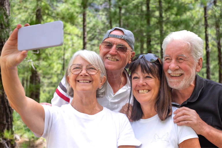 Adultos mayores haciéndose un selfie.
