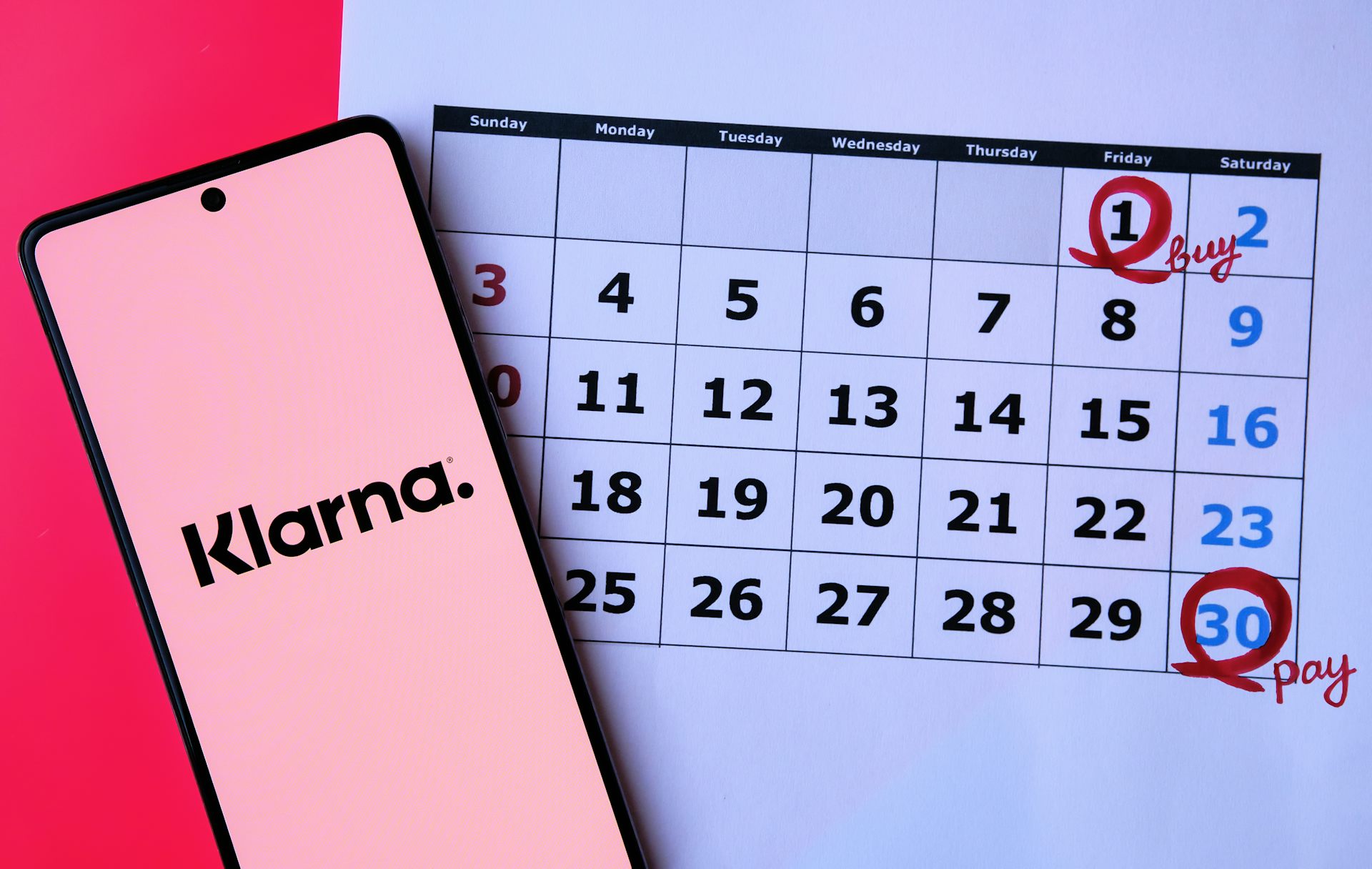 Klarna app on phone next to calendar with dates circled.