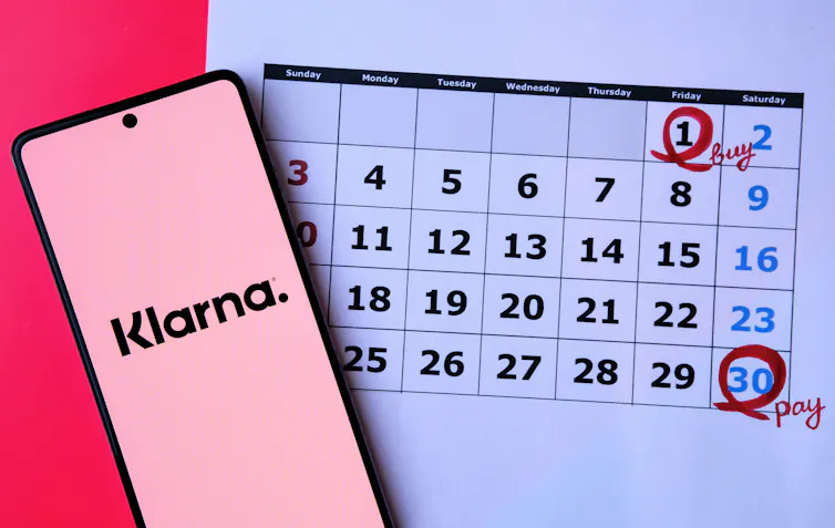 Klarna app on phone next to calendar with dates circled.