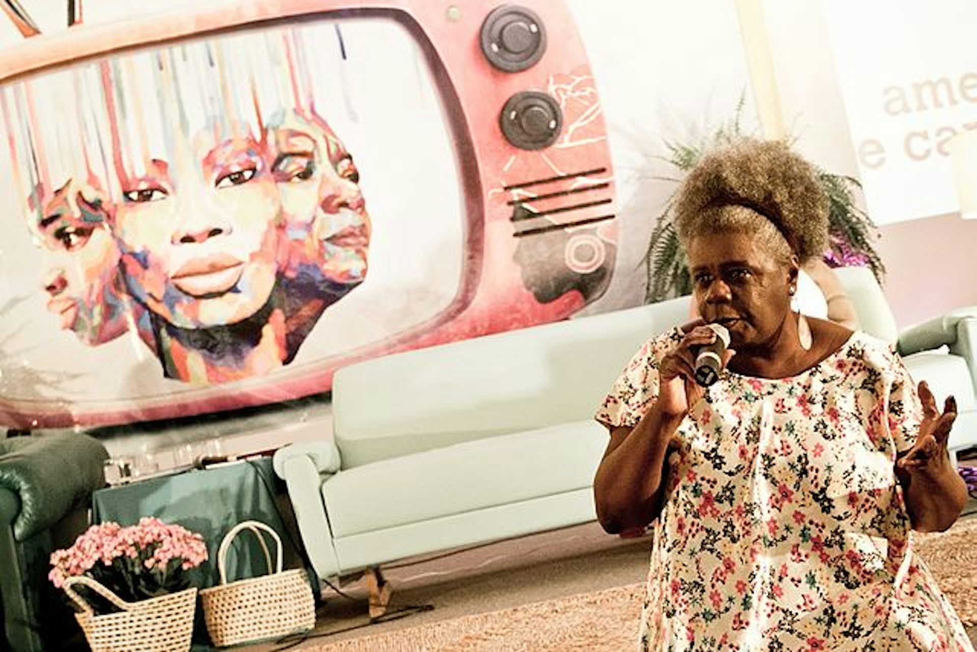 L’écrivaine Conceição Evaristo parle au micro