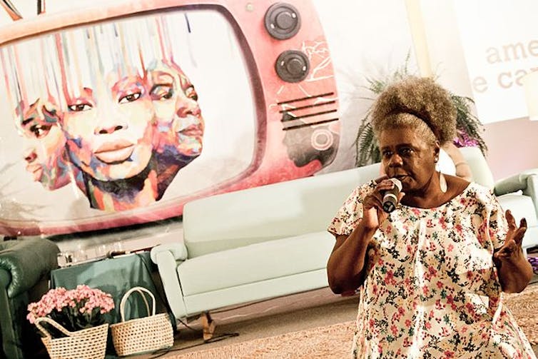 L’écrivaine Conceição Evaristo parle au micro